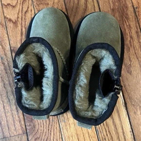 UGG Australia Classic Mini Zipper Tape Logo Boot in Olive 8C New without Box. - Picture 9 of 16